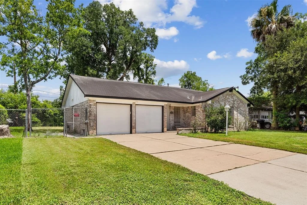Photo of 15027 Bathurst Drive