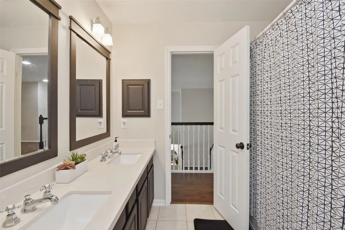 Photo of 5615 Edgewood Place Drive
