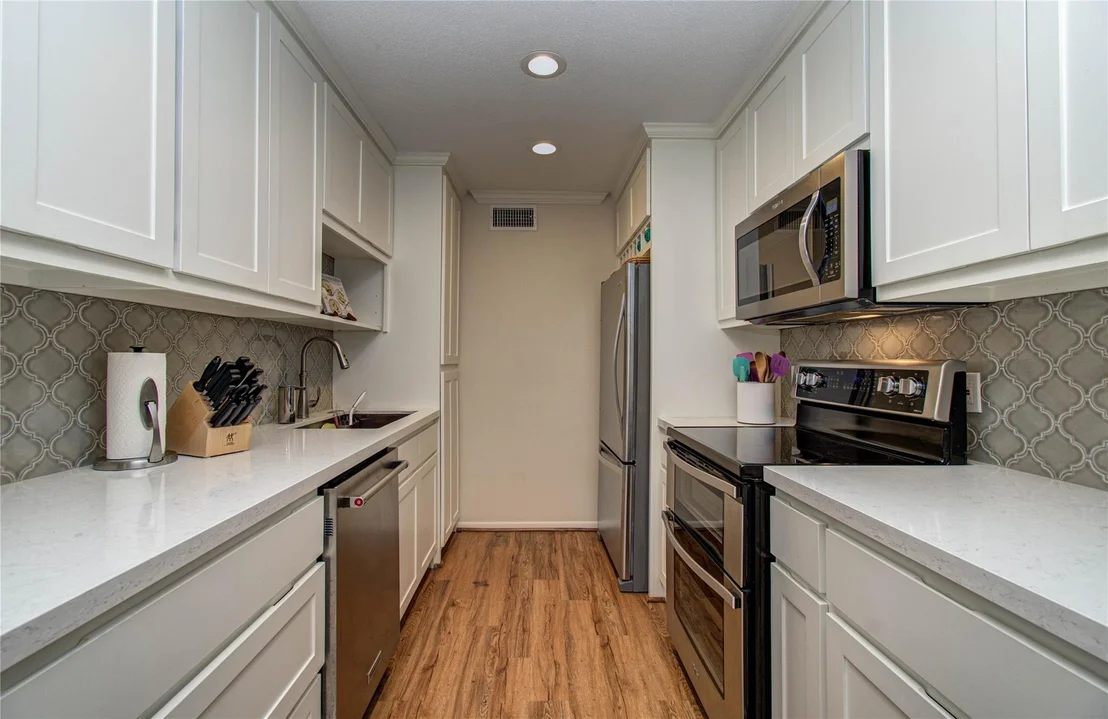 Photo of Unit 113 at 7575 Katy Freeway