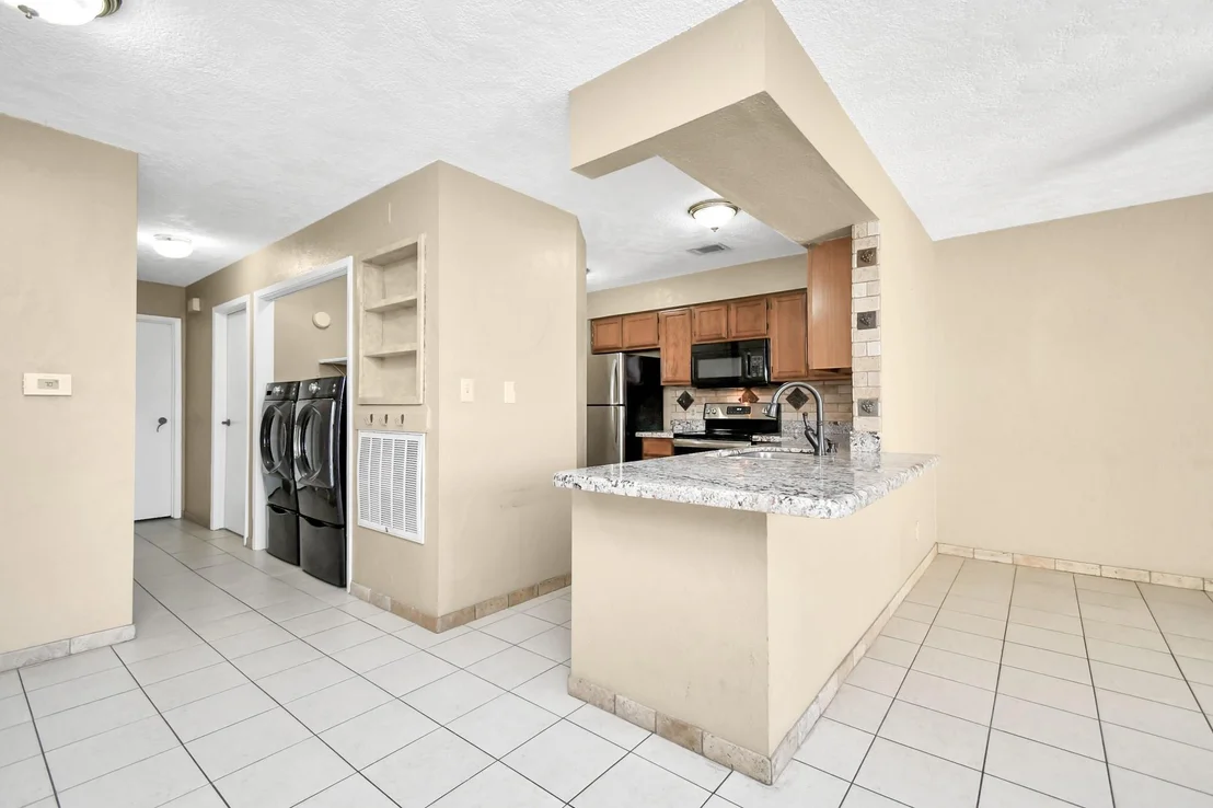 Photo of Unit 250D at 2501 Gulf Freeway