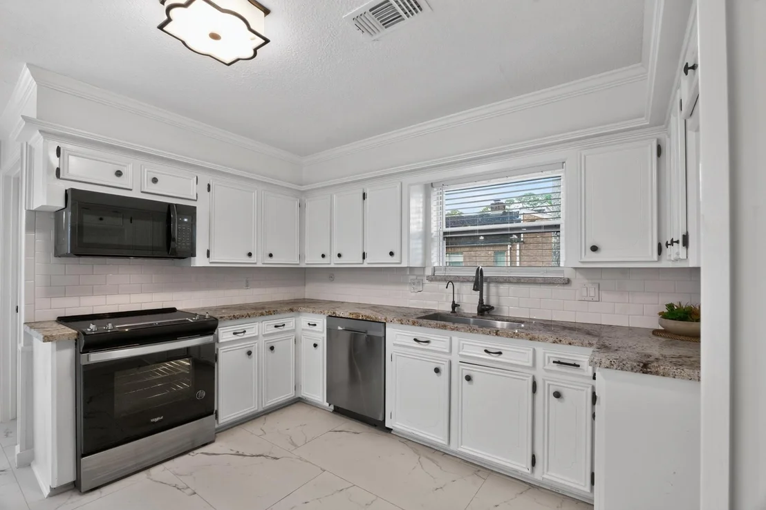 Photo of 18115 Longcliffe Drive