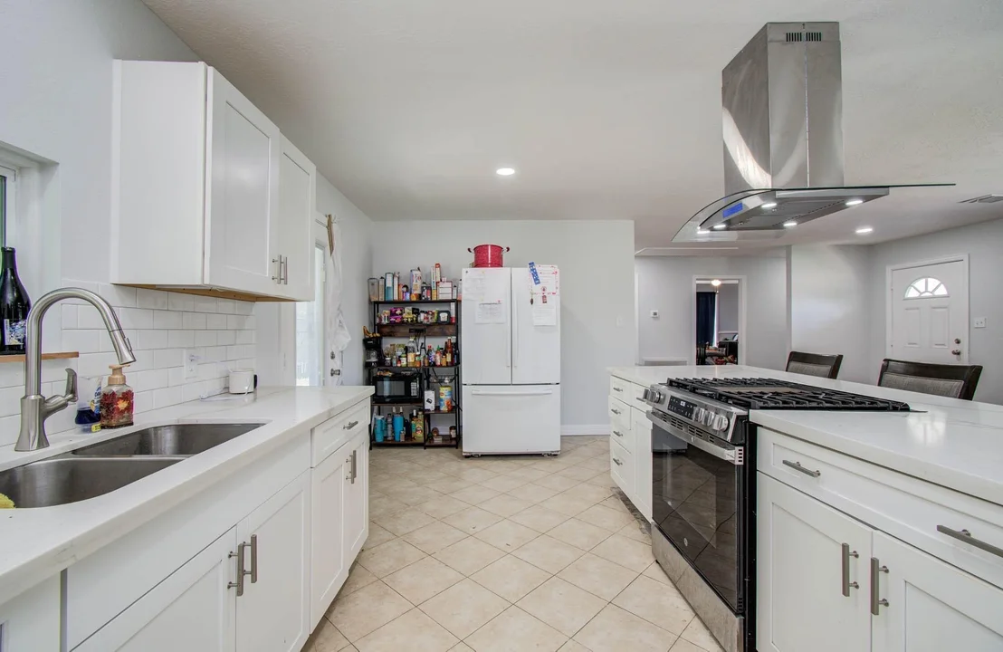 Photo of 6827 Kingsway Drive