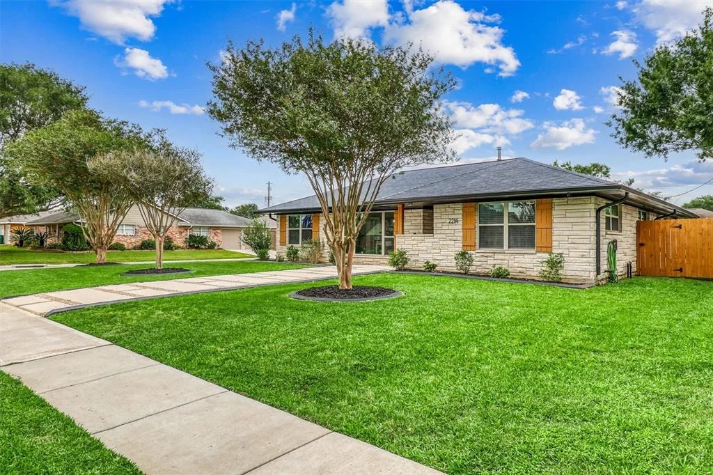 Photo of 2214 Lazybrook Drive