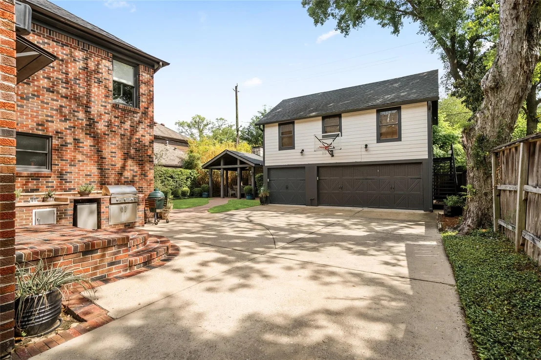 Photo of 2035 South Boulevard