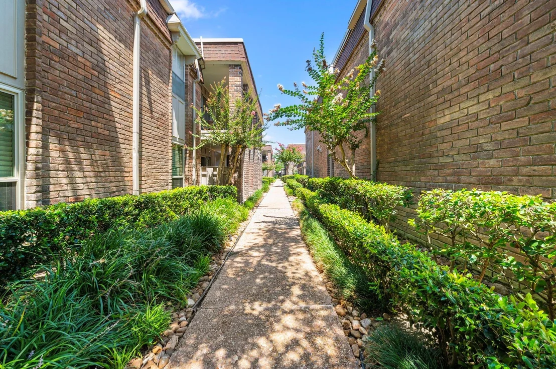 Photo of Unit 18 at 7575 Katy Freeway