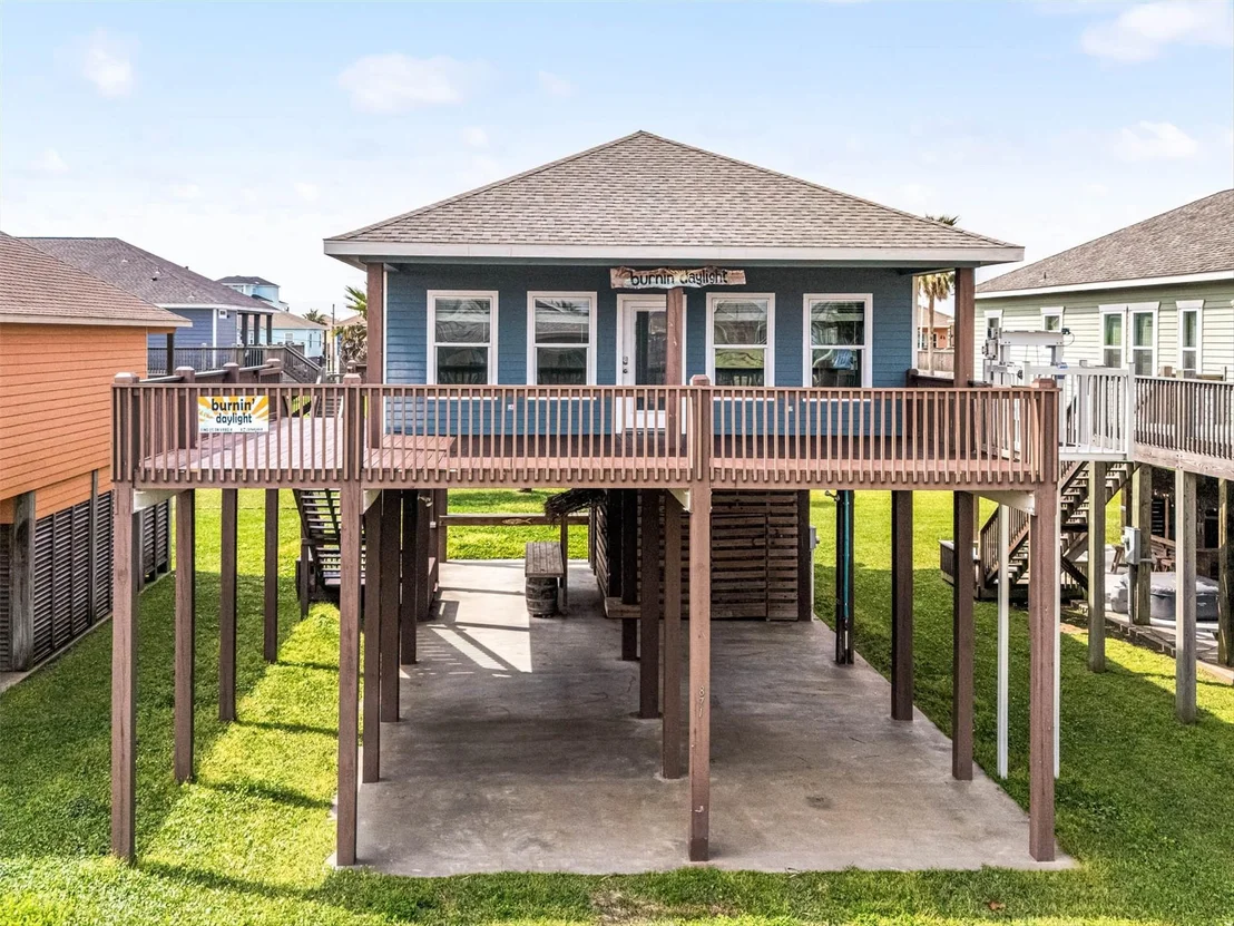 Photo of 871 Surfview
