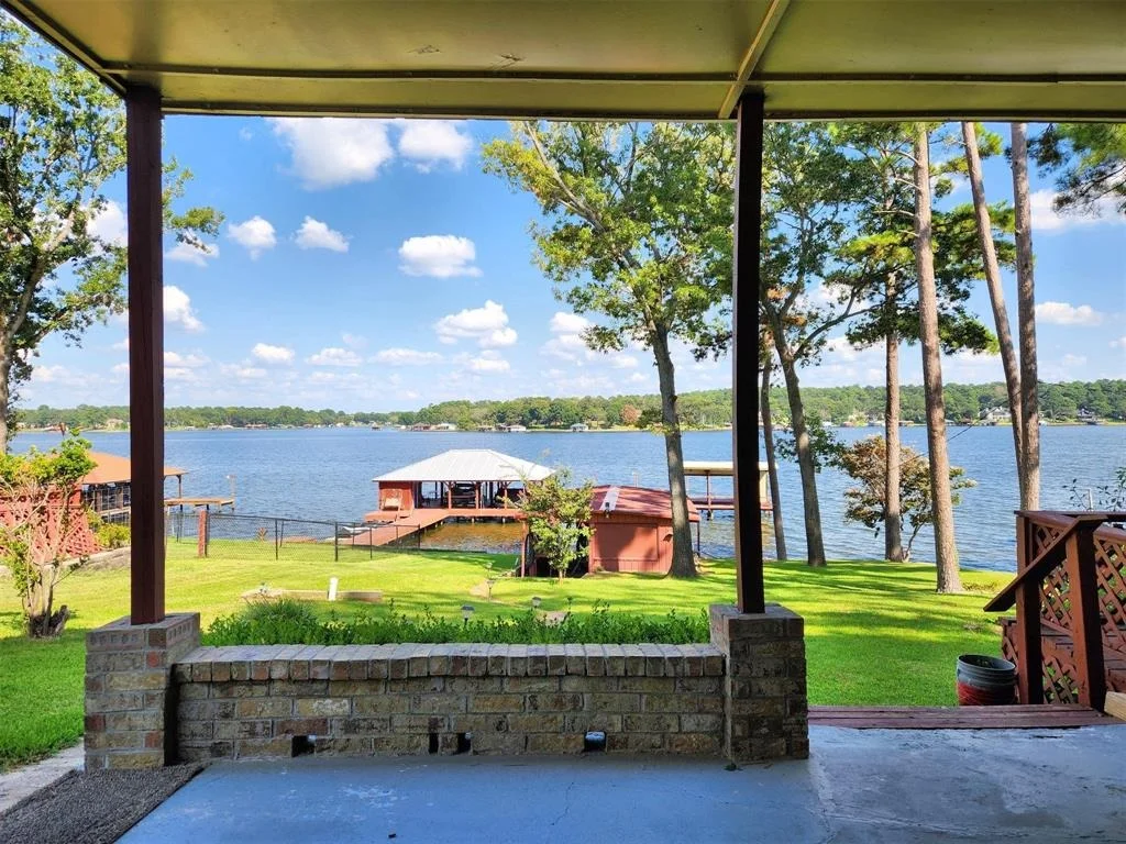 Photo of 23083 Lakeside Drive