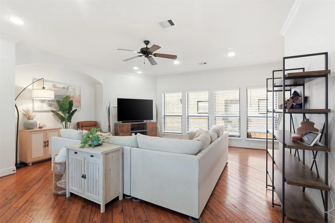Photo of Unit D at 2424 Navigation Boulevard