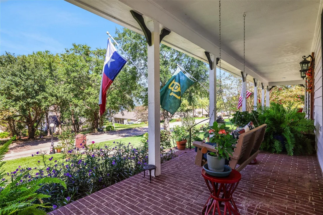 Photo of 220 Lake Oaks Boulevard