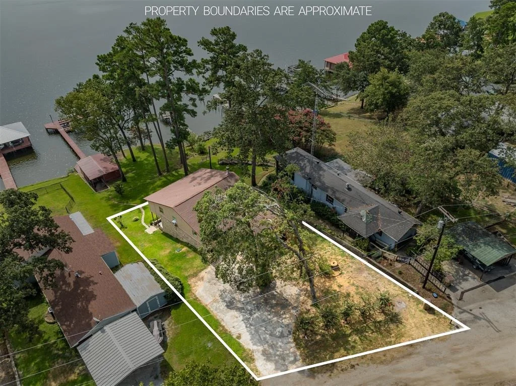 Photo of 23083 Lakeside Drive