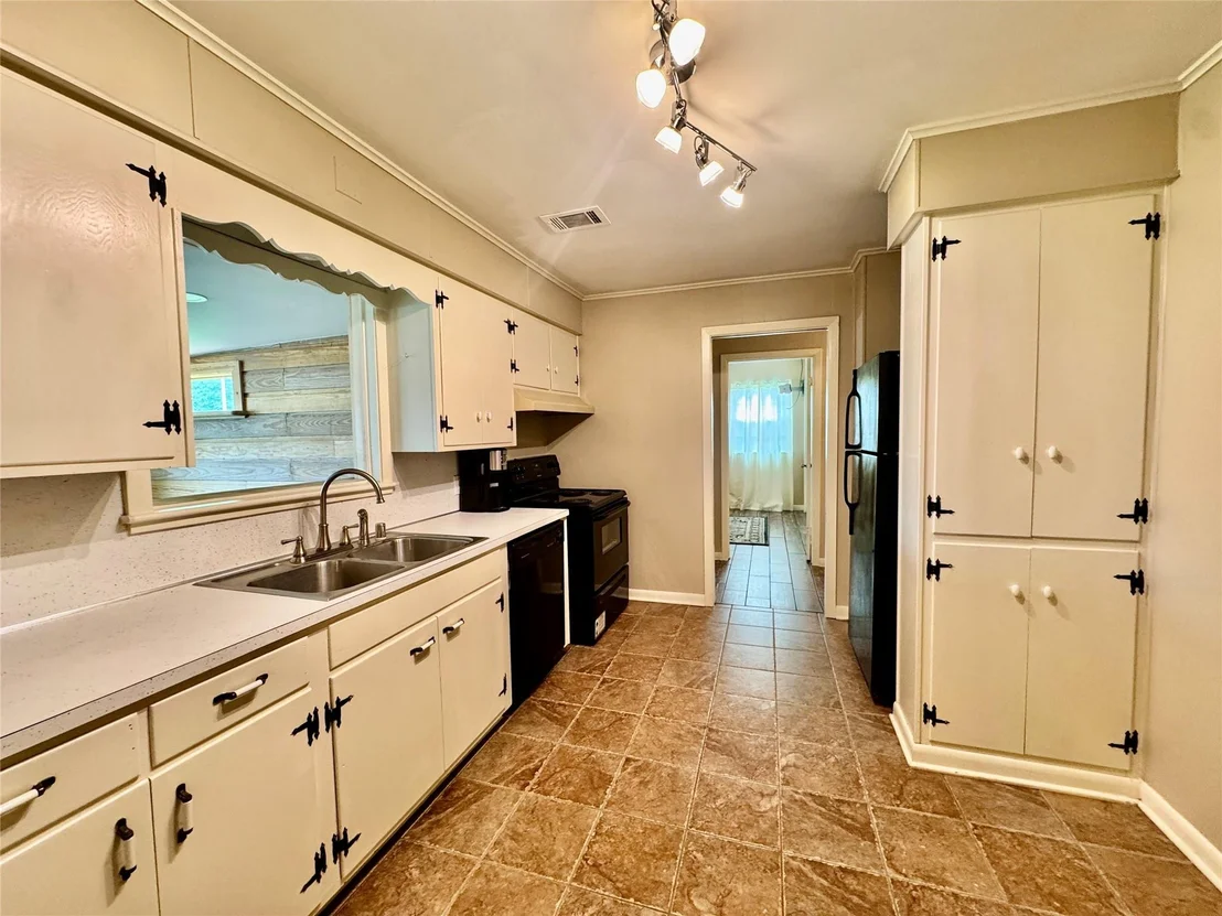 Photo of 5050 Swallow Drive