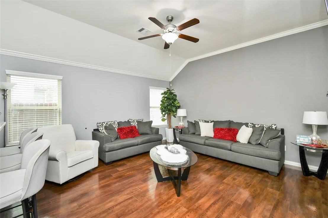 Photo of 652 Maple Point Drive E