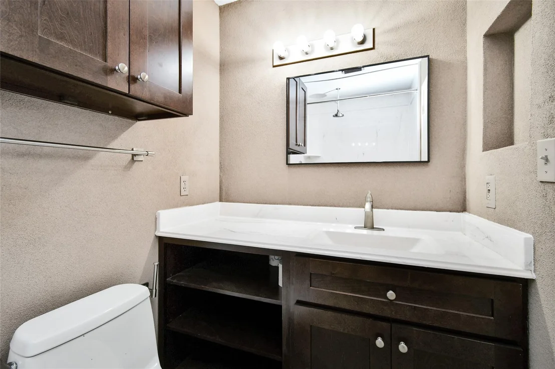 Photo of Unit 14A at 2501 Gulf Freeway
