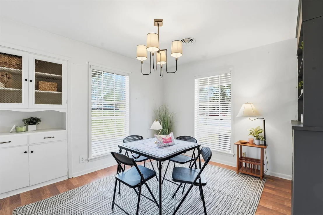 Photo of 2412 Airline Drive
