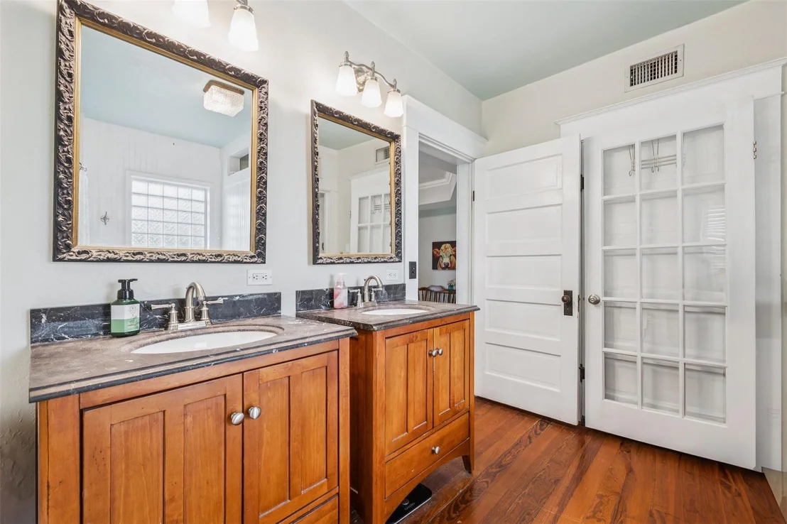 Photo of 1004 Mitchell Street