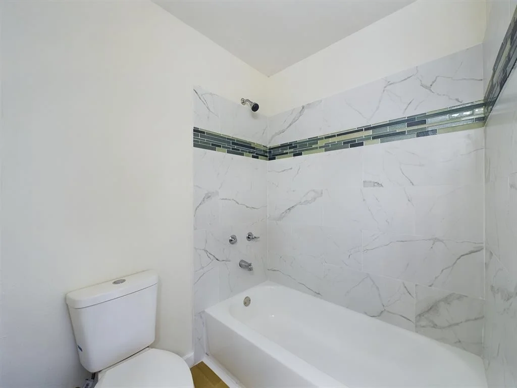 Photo of Unit 13A at 2501 Gulf Freeway