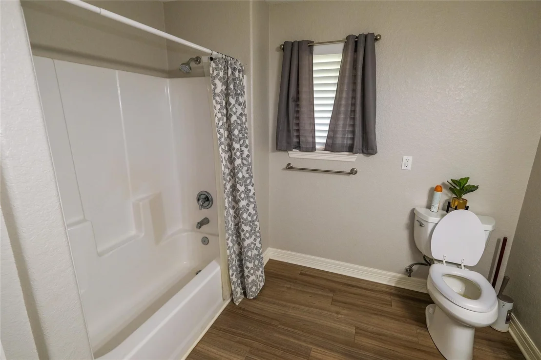 Photo of 915 Live Oak Drive