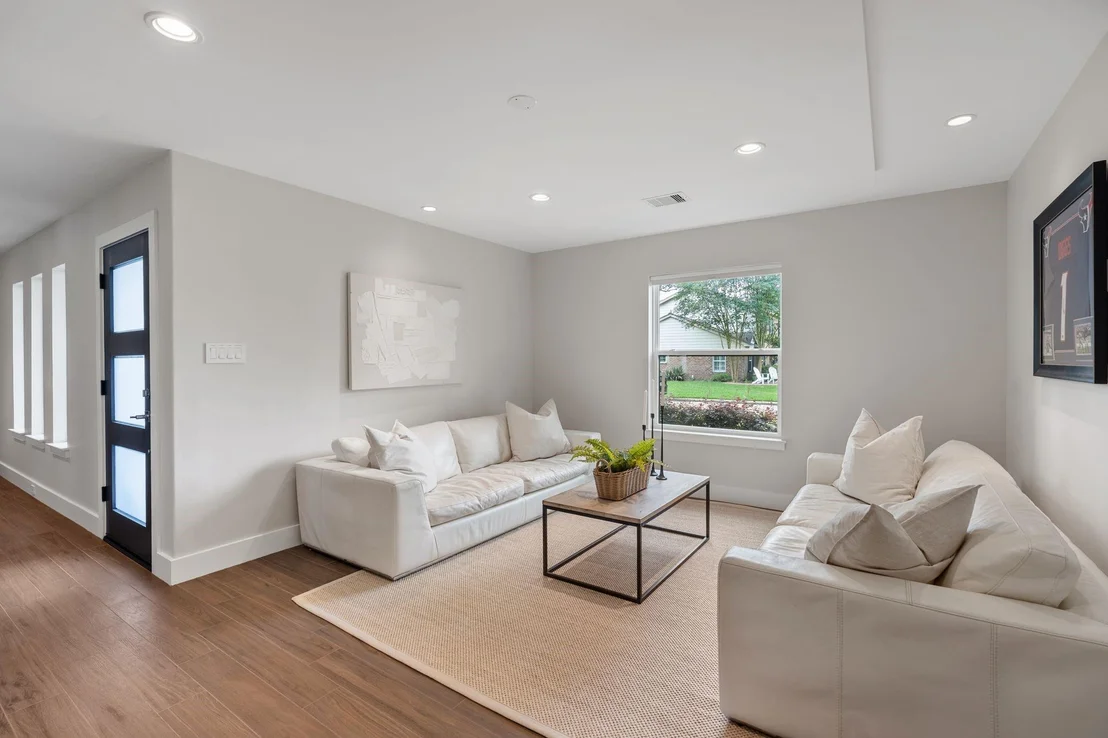 Photo of 842 W Forest Drive