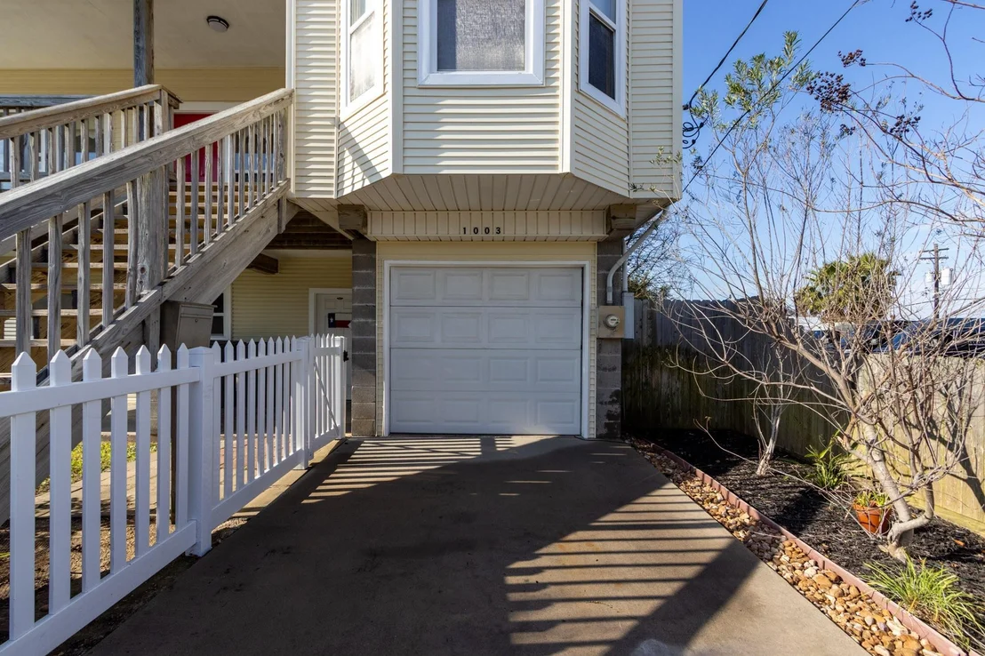 Photo of 1003 Commodore Drive