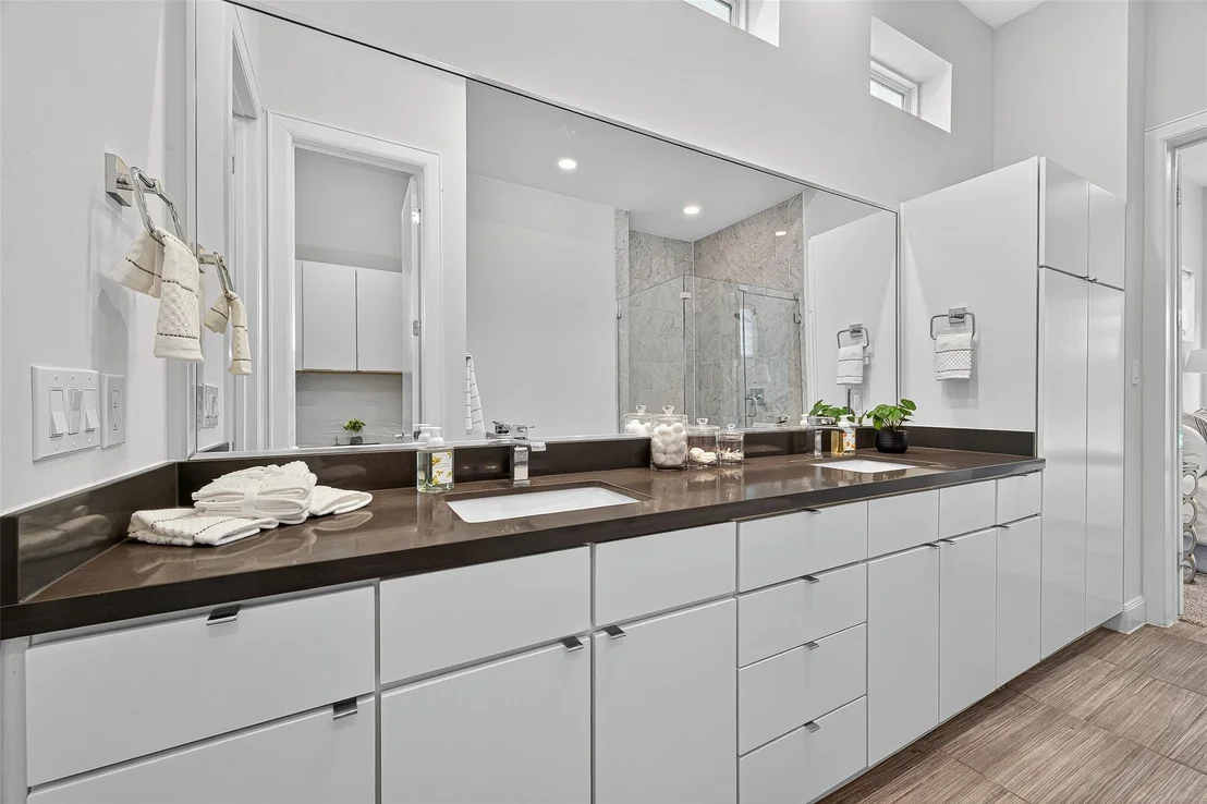 Photo of Unit B at 1205 Jackson Boulevard