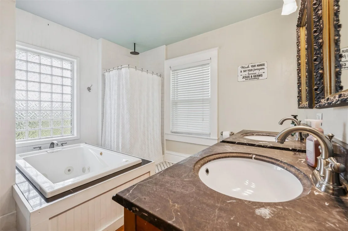 Photo of 1004 Mitchell Street