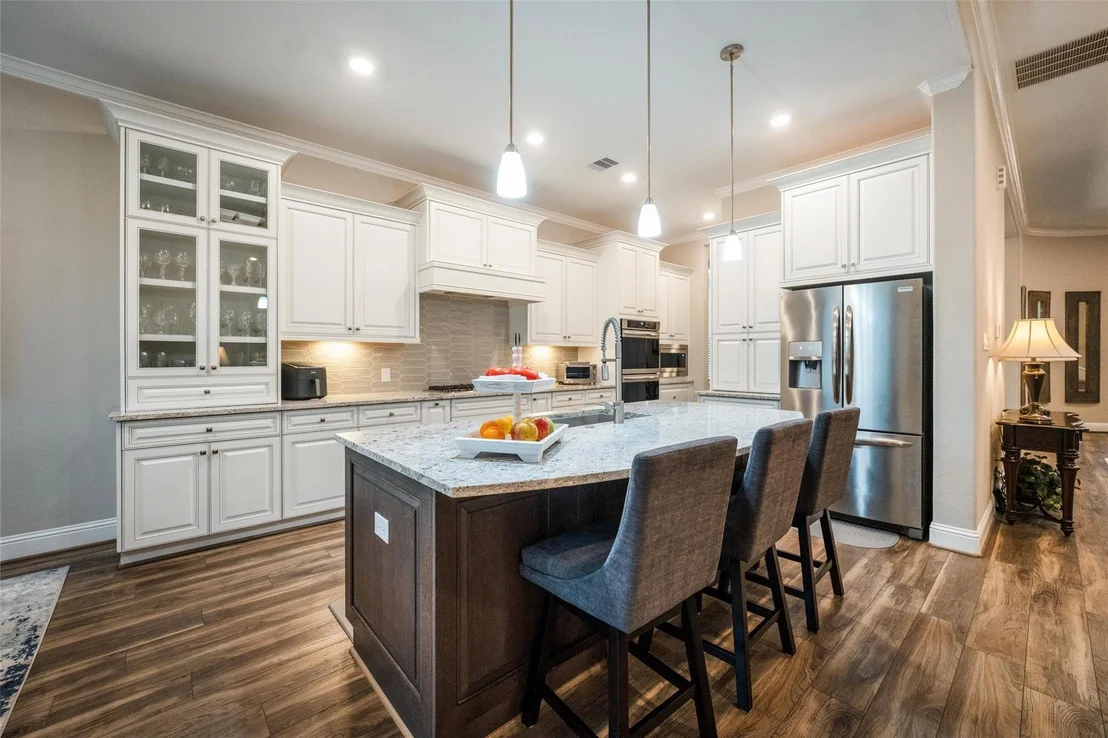 Photo of 915 Falcon Hollow Lane