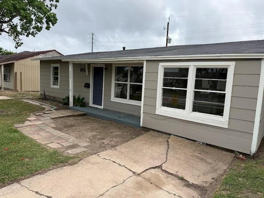Photo of 815 W 12th Street