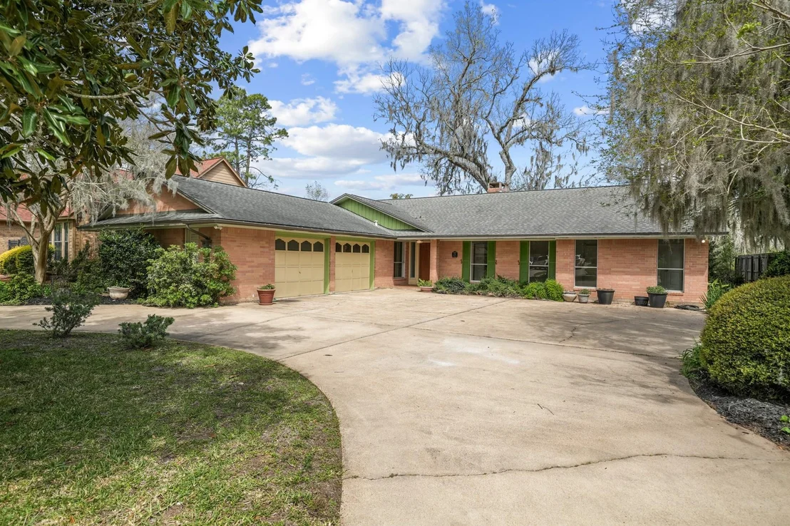 Photo of 2261 Riverside Drive