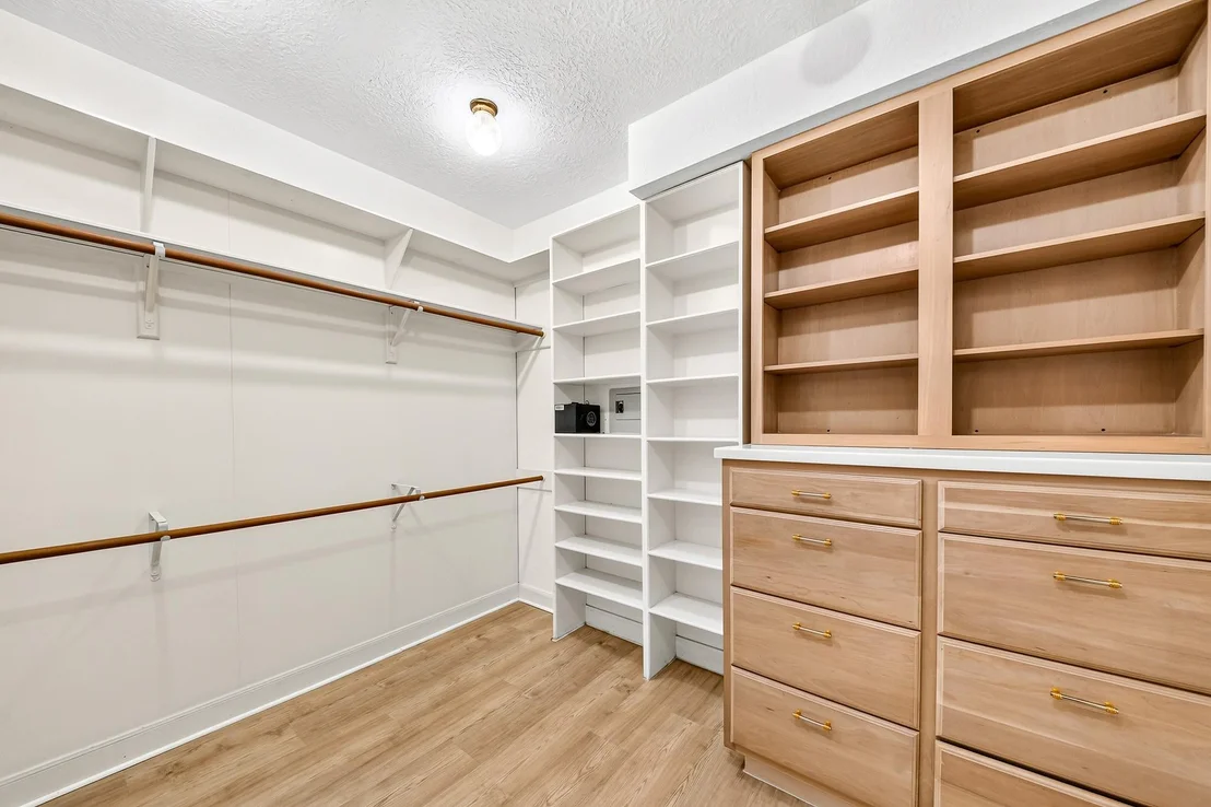 Photo of 407 Lakeside Boulevard