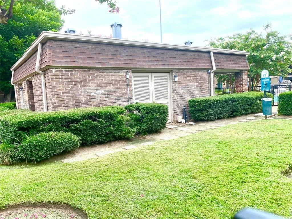 Photo of Unit 11 at 7575 Katy Freeway