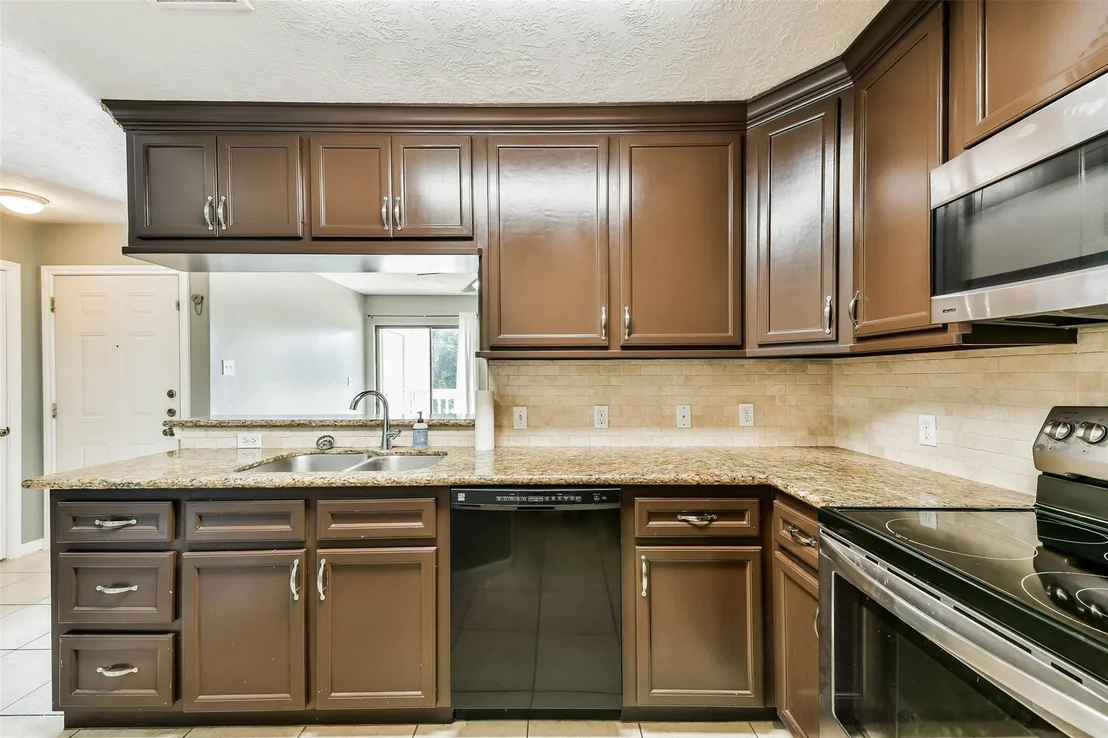 Photo of Unit 243D at 2501 Gulf Freeway