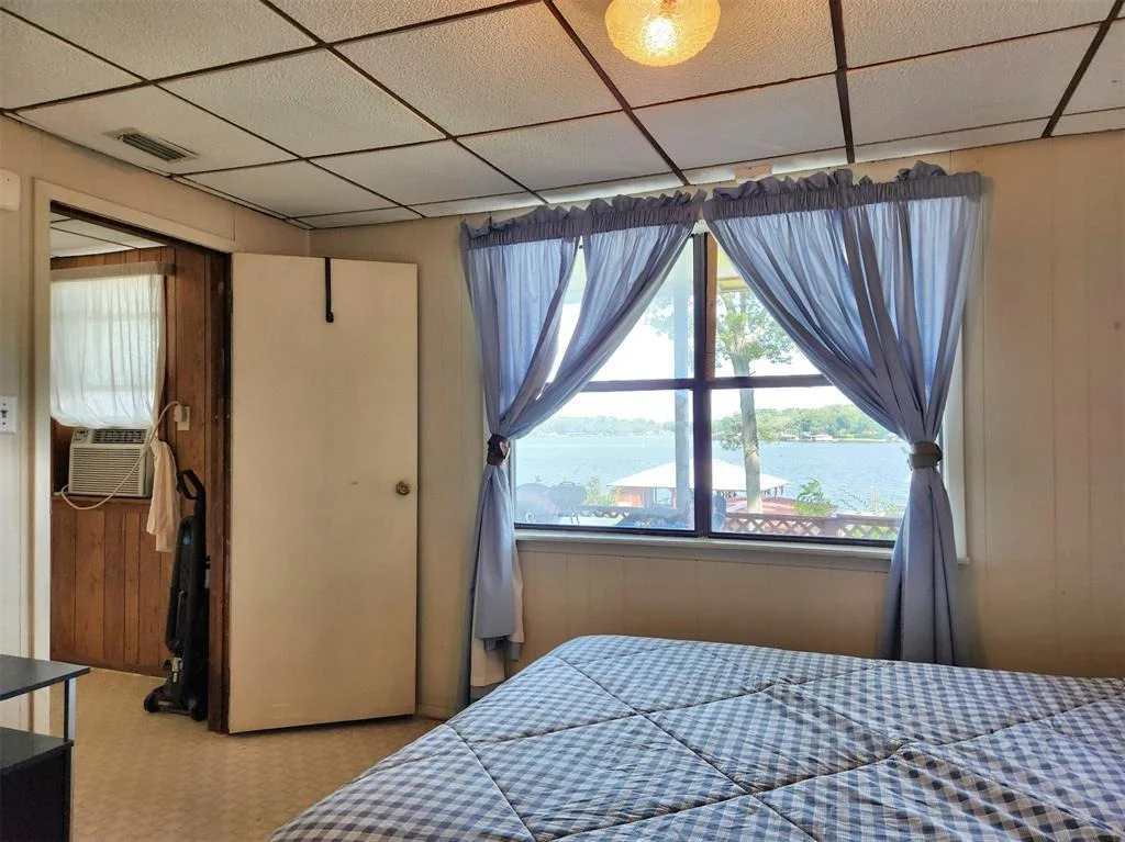 Photo of 23083 Lakeside Drive