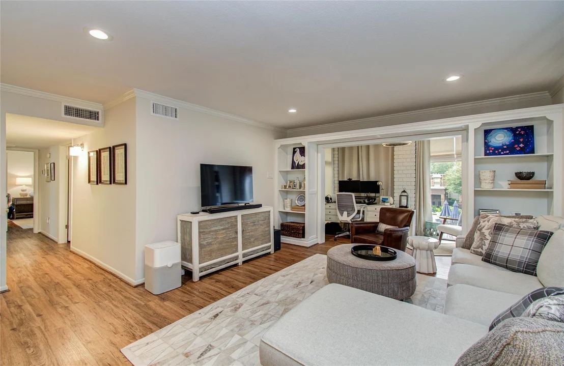 Photo of Unit 113 at 7575 Katy Freeway