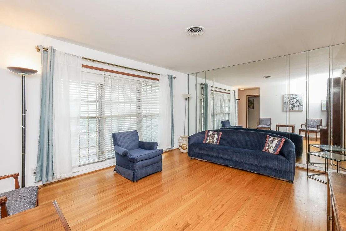 Photo of 6834 Hendon Lane