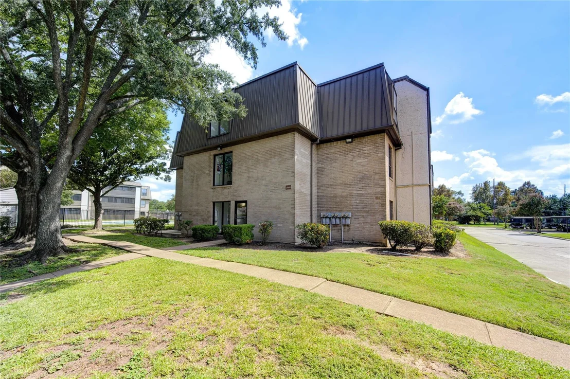 Photo of Unit 21 at 3055 Walnut Bend Lane