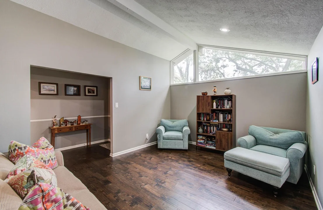 Photo of 9818 Emnora Lane