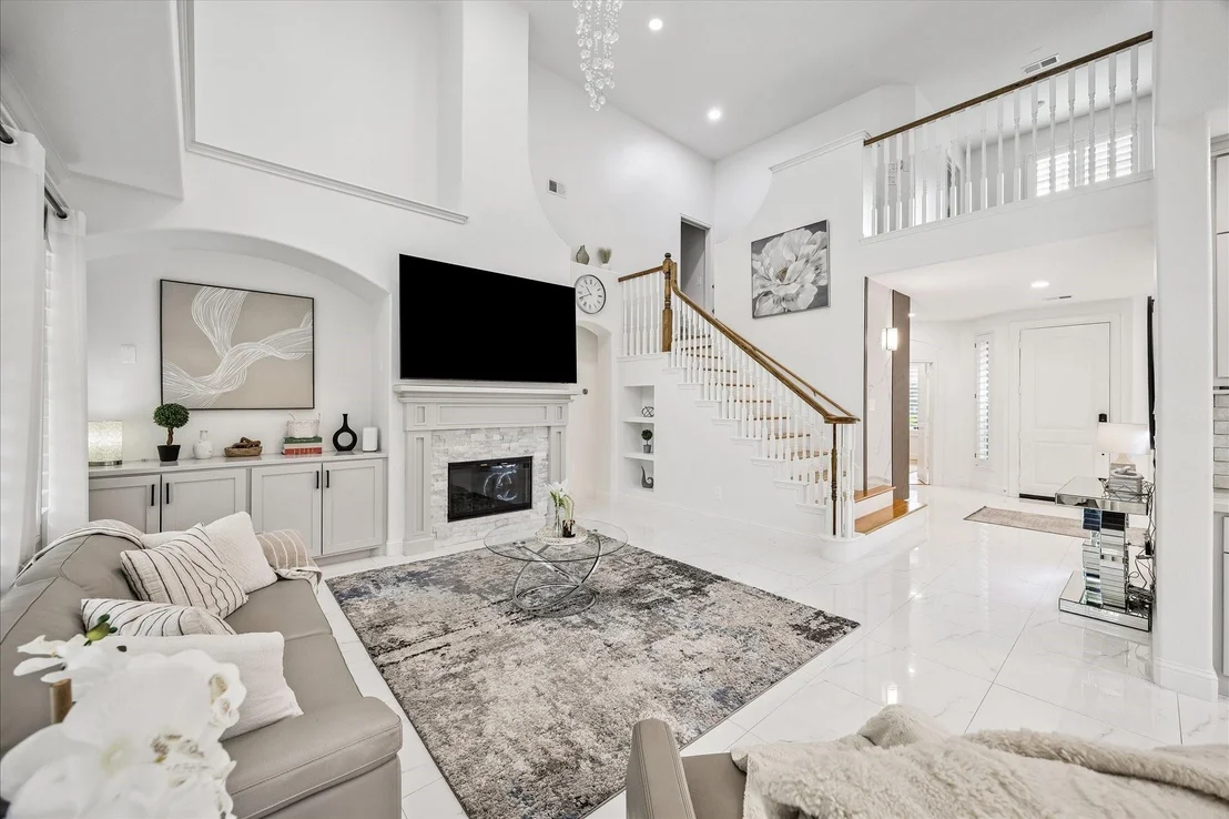 Photo of 15 W Beckonvale Circle