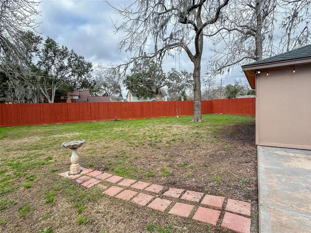 Photo of 129 White Oak Drive