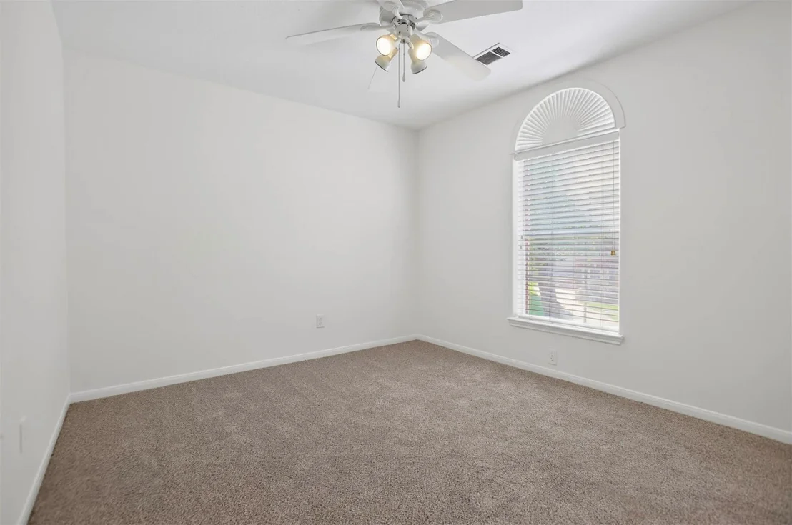 Photo of 18418 Lakeview Circle
