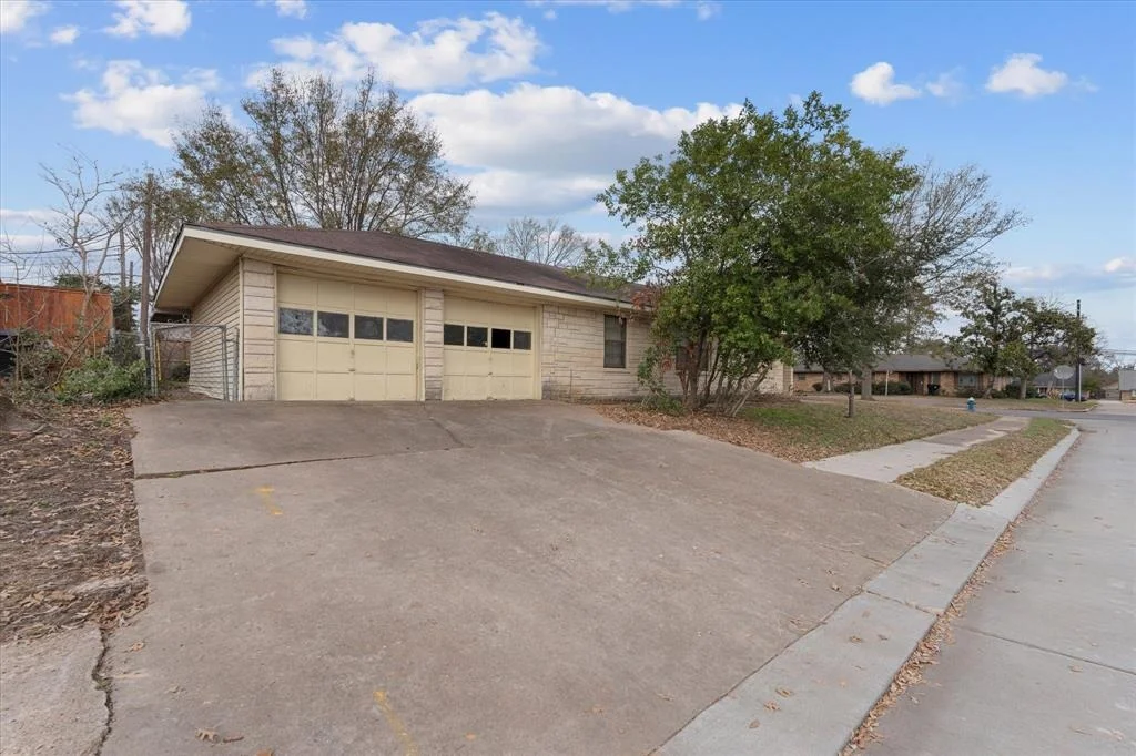 Photo of 2114 Lazybrook Drive