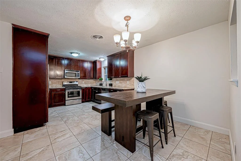 Photo of 9538 Meadowcroft Drive