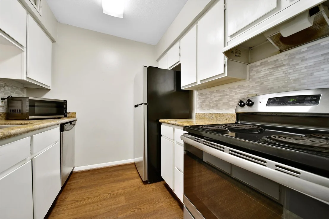 Photo of Unit 101 at 7575 Katy Freeway