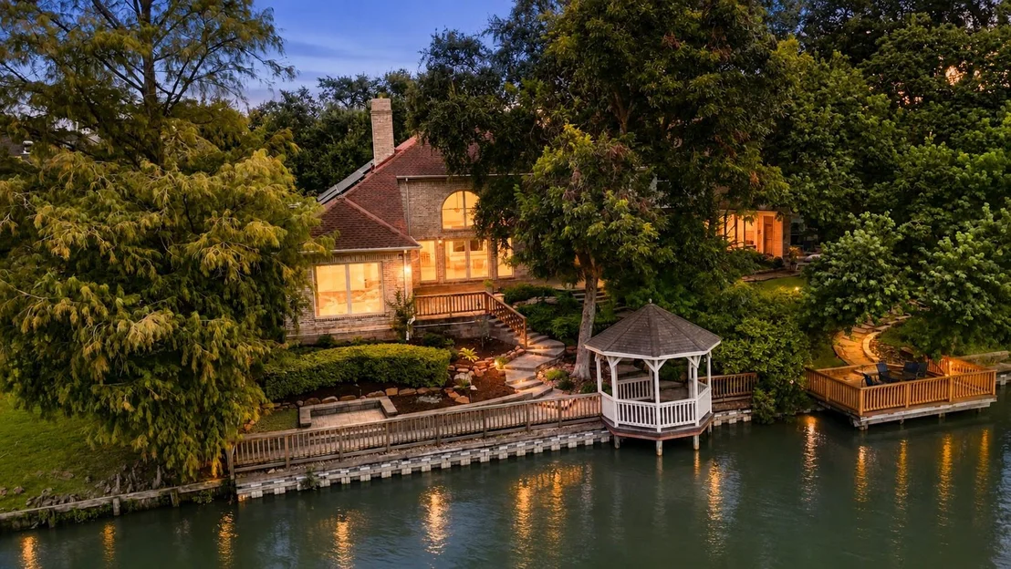 Photo of 407 Lakeside Boulevard