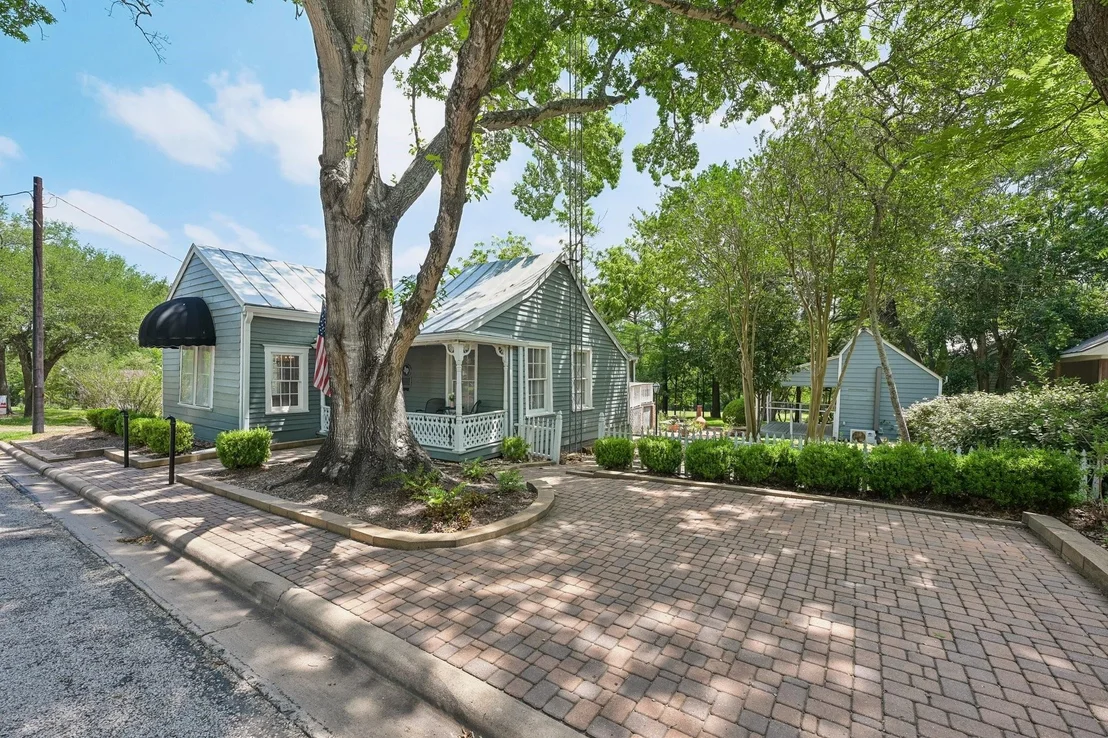 Photo of 4925 Main Street