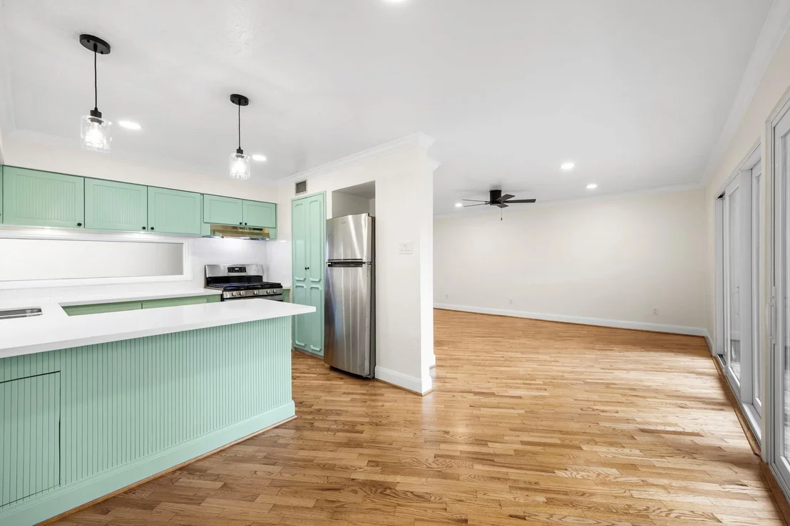 Photo of Unit 42 at 8211 Katy Freeway