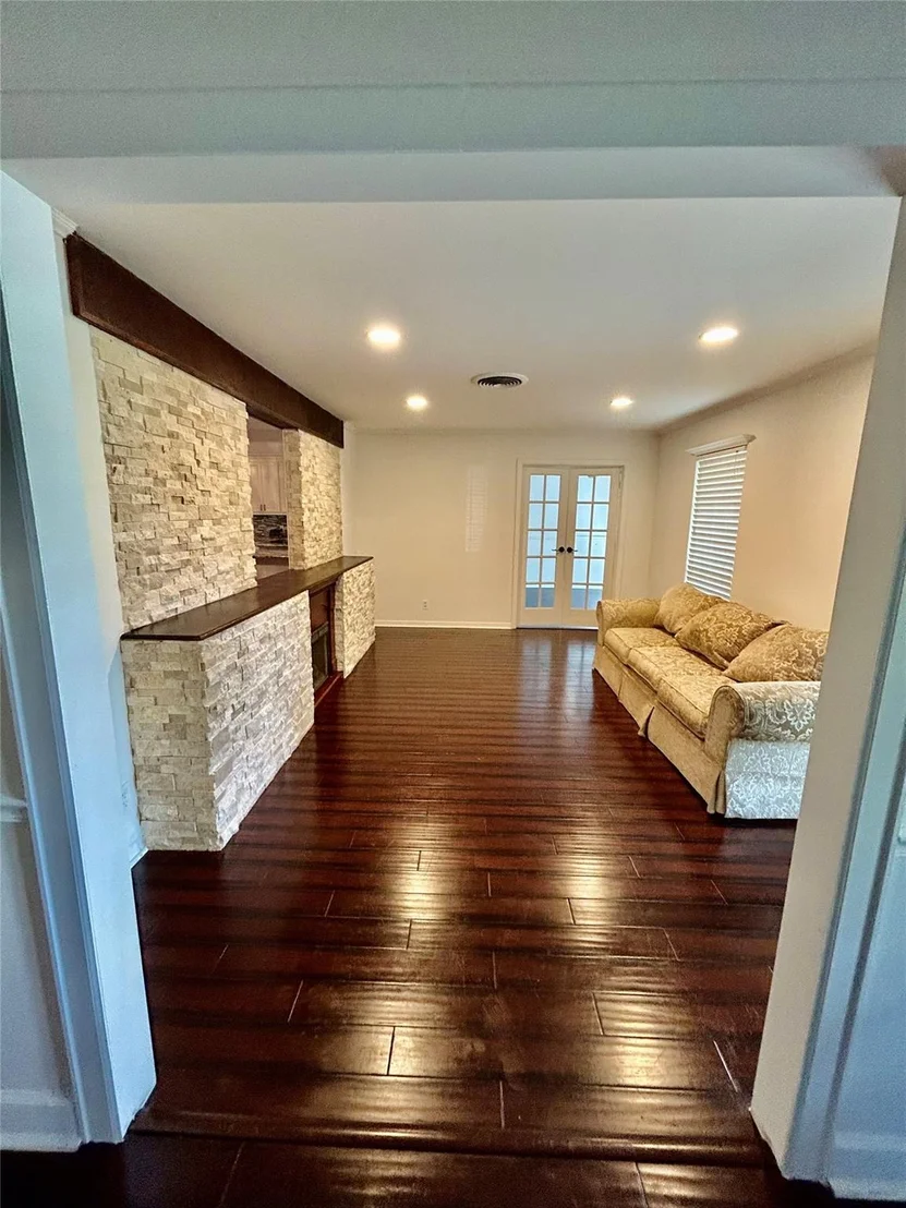 Photo of 823 Wycliffe Drive