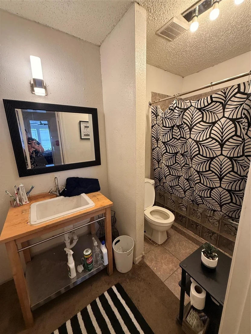 Photo of Unit D at 5747 Easthampton