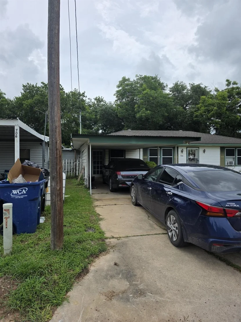Photo of 706 Cemetery Avenue