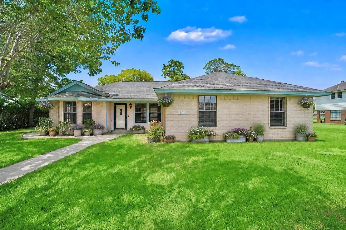 Photo of 201 Red Oak Circle