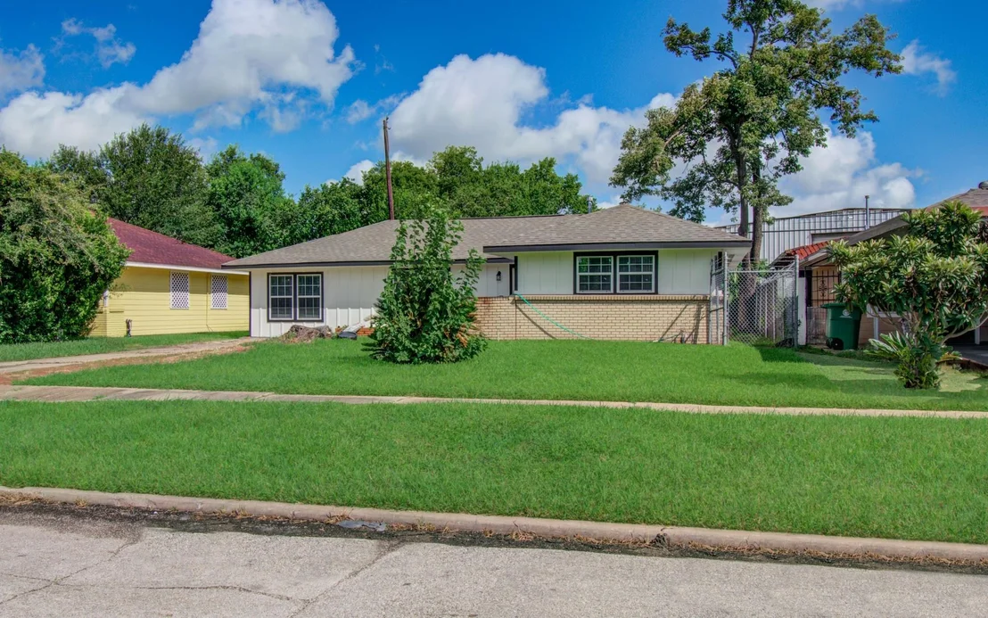 Photo of 6827 Kingsway Drive